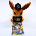 Vista frontal acercada del peluche Pokémon Card Stand Eevee, mostrando a Eevee con gorra y soporte frontal para carta Pokémon