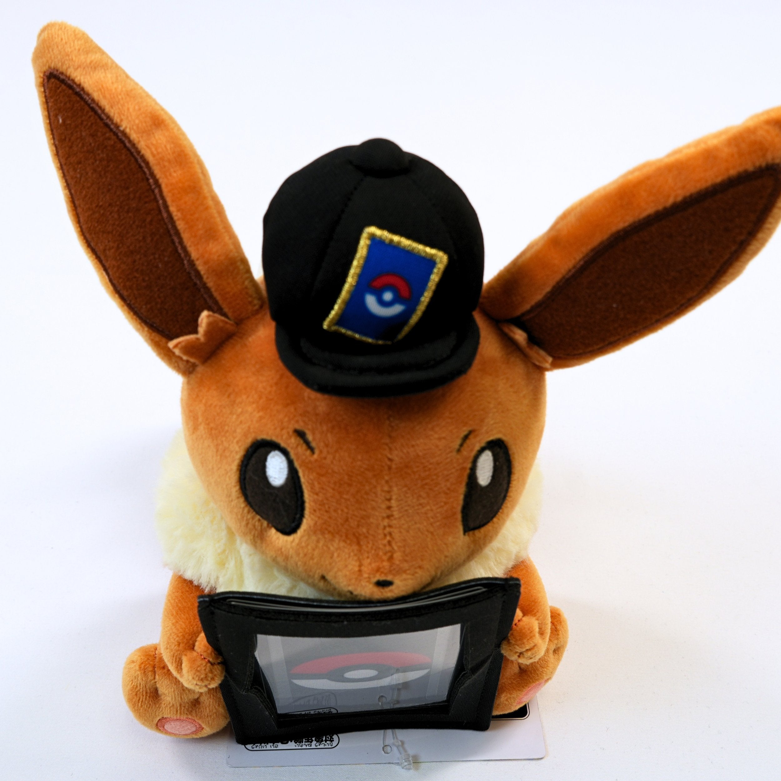 Vista frontal completa del peluche Pokémon Card Stand Eevee, mostrando el producto de pie con etiqueta japonesa original