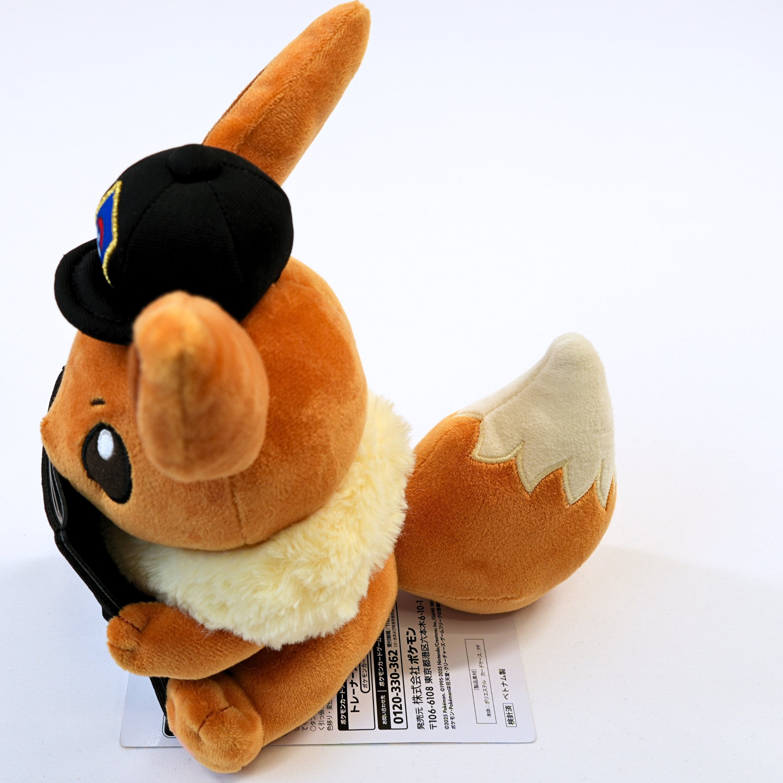 Vista lateral del peluche Pokémon Card Stand Eevee, mostrando el volumen del peluche y el soporte frontal para carta