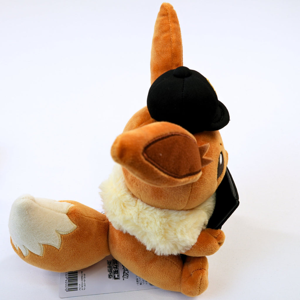 Vista del otro lateral del peluche Pokémon Card Stand Eevee, mostrando el acabado lateral y la etiqueta original