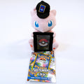 Vista frontal completa del peluche Pokémon Card Stand Mew, mostrando a Mew con gorra y soporte frontal para carta Pokémon junto a la etiqueta japonesa original