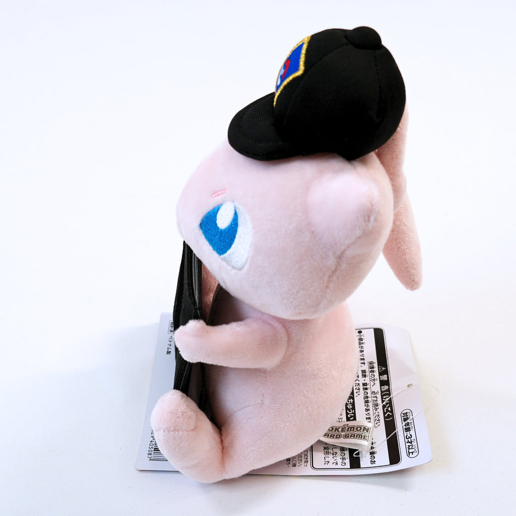 Vista del otro lateral del peluche Pokémon Card Stand Mew, mostrando el acabado lateral, el soporte frontal y los detalles del peluche