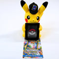 Vista frontal acercada del peluche Pokémon Card Stand Pikachu, mostrando a Pikachu con gorra y soporte frontal para carta Pokémon