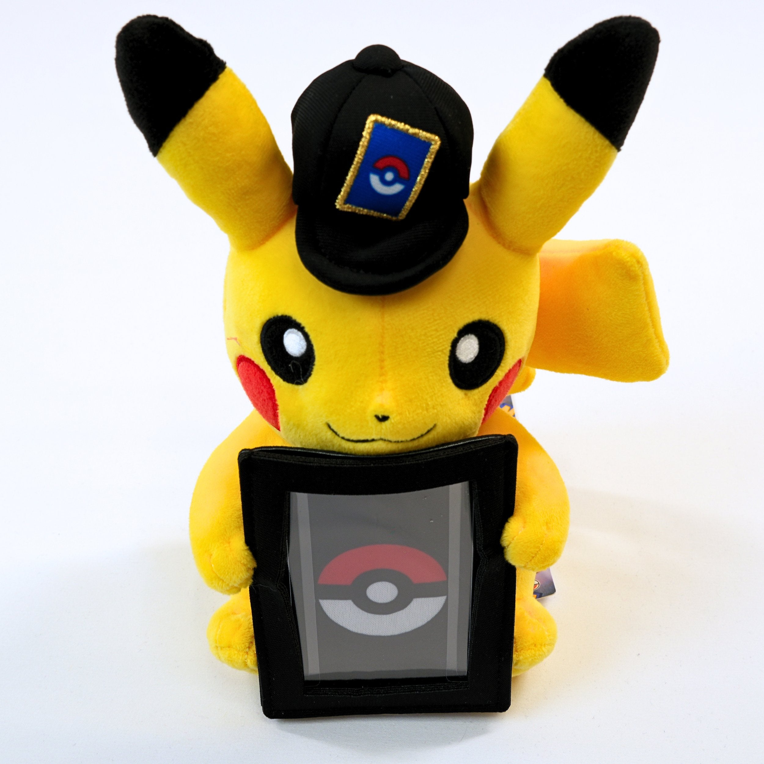 Vista frontal completa del peluche Pokémon Card Stand Pikachu, mostrando el producto de pie con etiqueta japonesa original