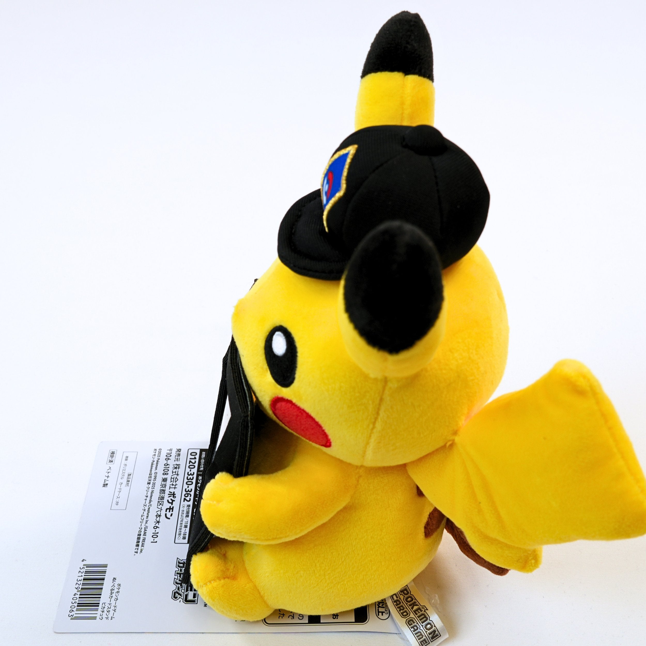 Vista lateral del peluche Pokémon Card Stand Pikachu, mostrando el volumen del peluche y el soporte frontal para carta