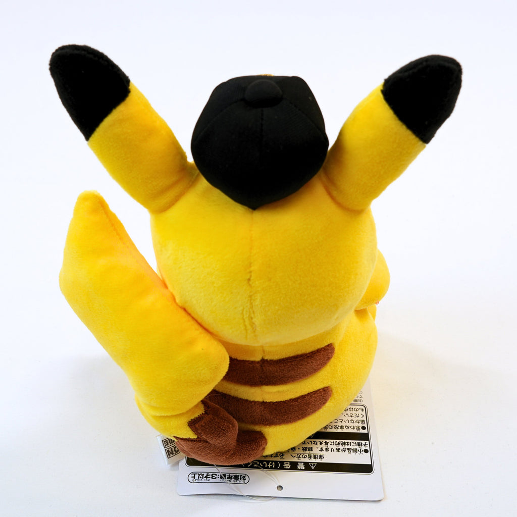 Vista trasera del peluche Pokémon Card Stand Pikachu, mostrando la espalda, la cola y los detalles del producto