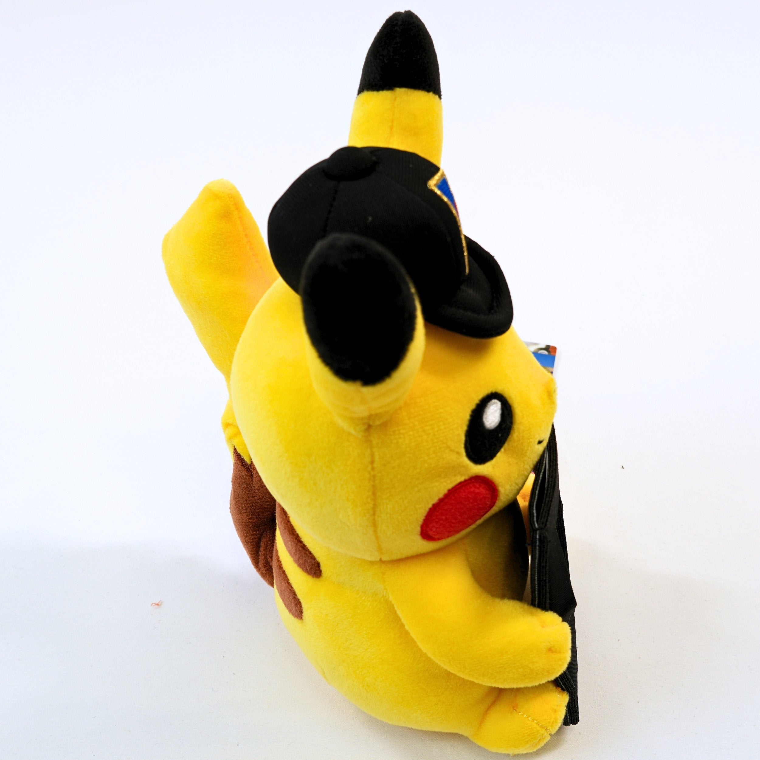 Vista del otro lateral del peluche Pokémon Card Stand Pikachu, mostrando el acabado lateral y la etiqueta original