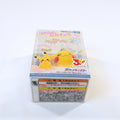 Vista frontal de la caja Pokémon Tenohira Pikachu Pokefuwa Takara Tomy, mostrando a Pikachu dentro del packaging japonés original