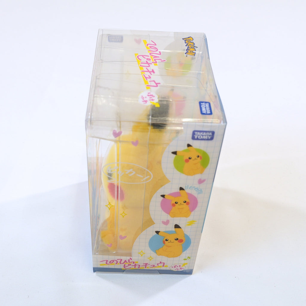 Vista lateral de la caja Pokémon Tenohira Pikachu Pokefuwa, mostrando el diseño y la profundidad del embalaje