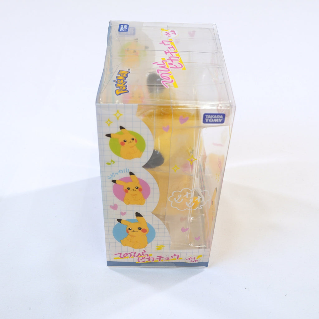 Vista del otro lateral de la caja Pokémon Tenohira Pikachu Pokefuwa, mostrando detalles adicionales del packaging japonés