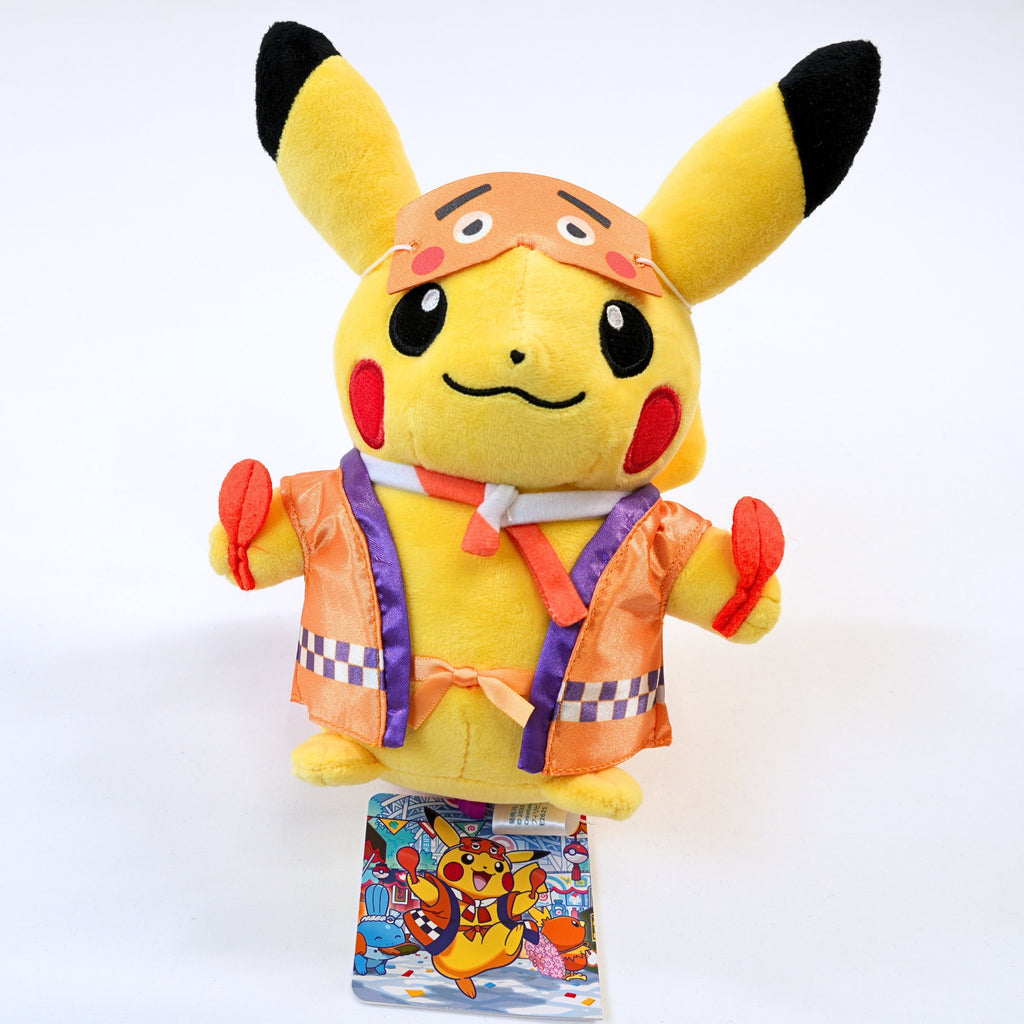 Vista frontal acercada del peluche Pokémon Center Fukuoka R Pikachu Niwaka Mask, mostrando a Pikachu con traje festivo naranja y máscara tradicional