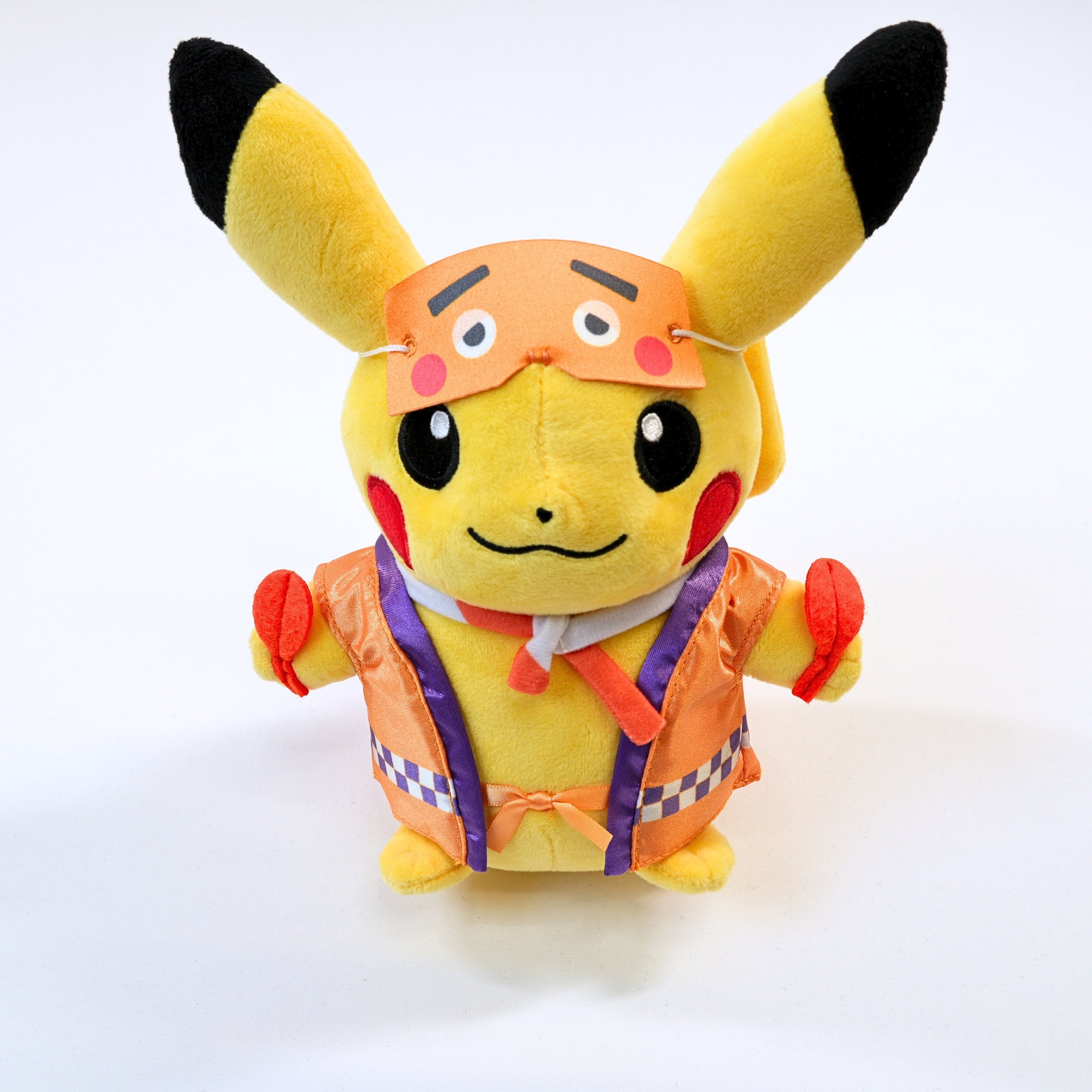 Vista frontal completa del peluche Pokémon Center Fukuoka R Pikachu Niwaka Mask, mostrando el producto de pie con etiqueta original