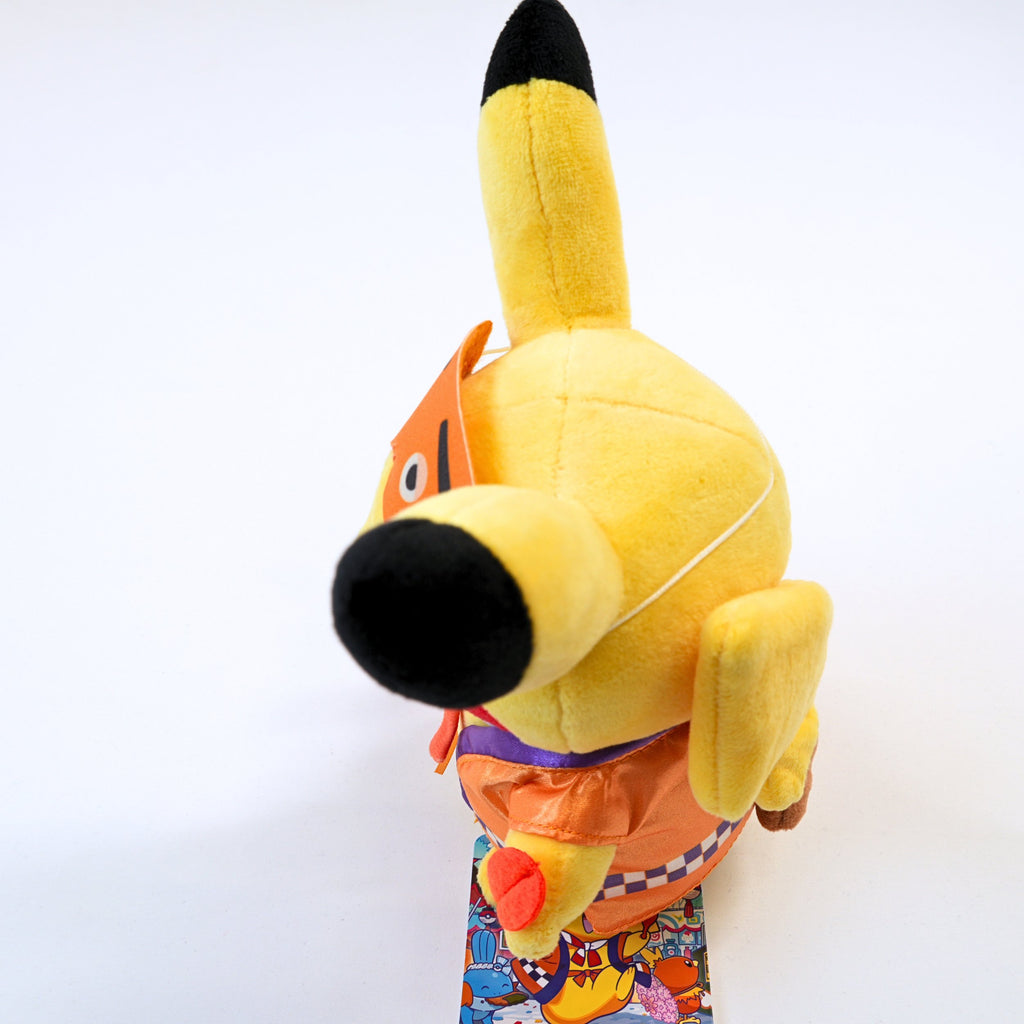 Vista lateral del peluche Pokémon Center Fukuoka R Pikachu Niwaka Mask, mostrando el volumen del peluche, la ropa y los detalles laterales