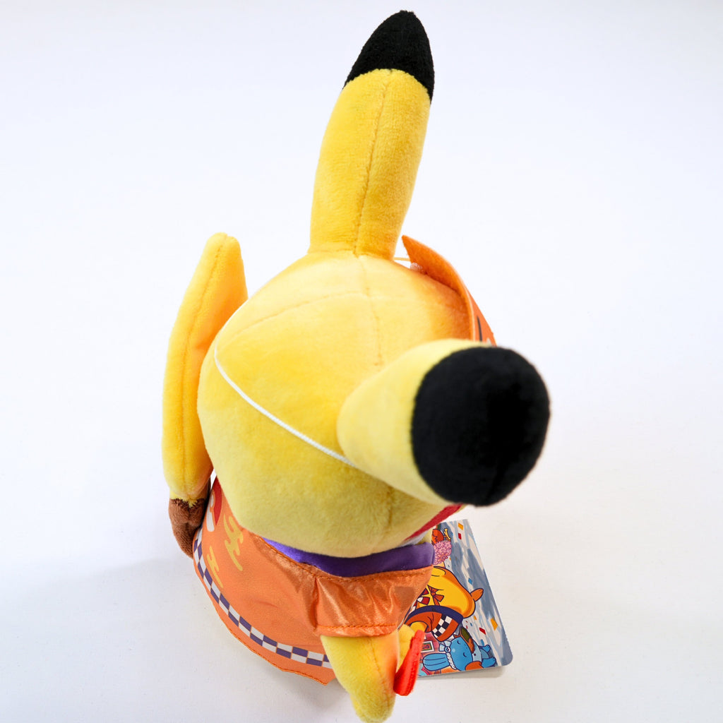 Vista del otro lateral del peluche Pokémon Center Fukuoka R Pikachu Niwaka Mask, mostrando el acabado lateral y los detalles del traje
