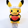 Vista frontal acercada del peluche Pokémon Center Fukuoka R Ramen Pikachu, mostrando a Pikachu con cinta en la cabeza, ropa negra y cuenco de ramen