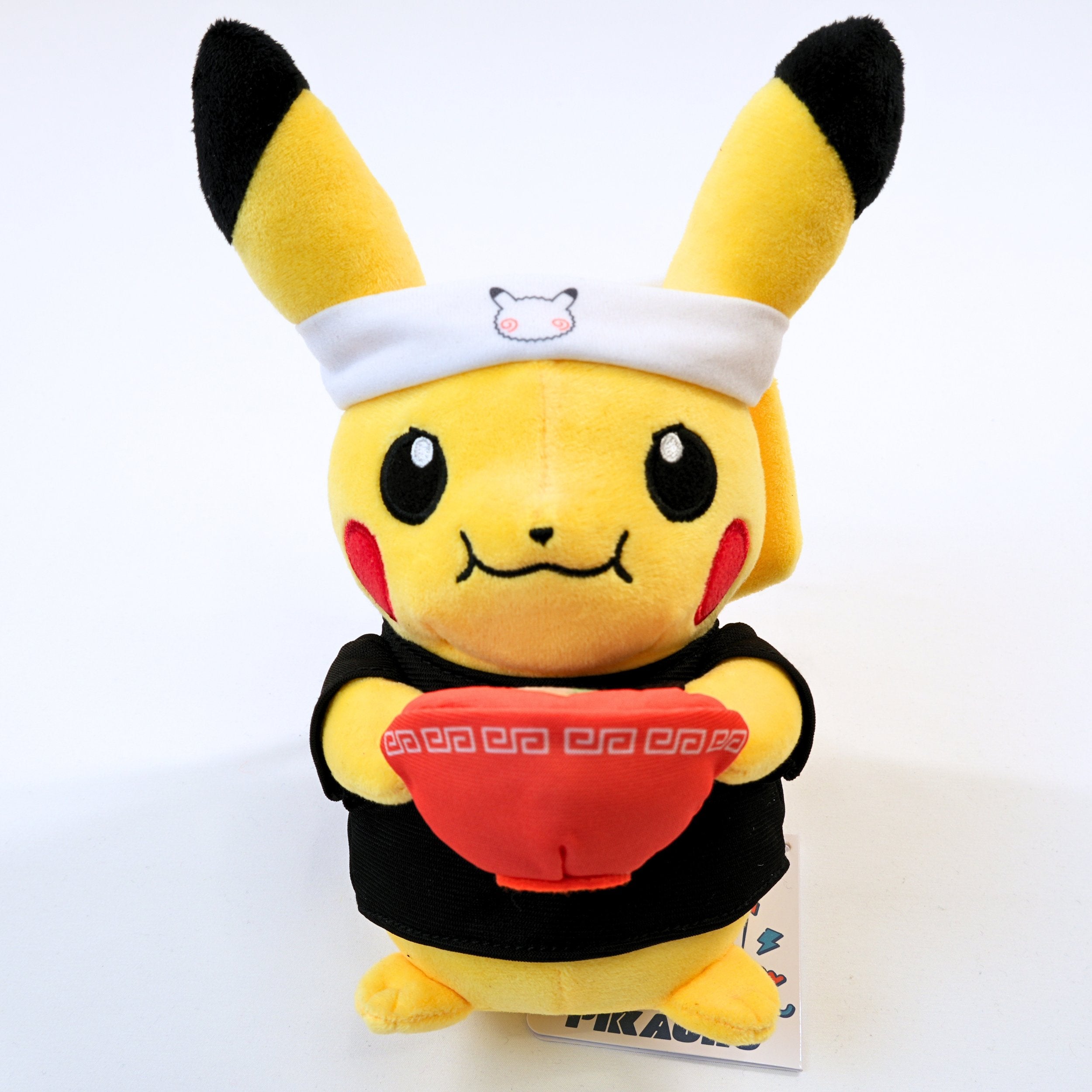 Vista frontal completa del peluche Pokémon Center Fukuoka R Ramen Pikachu, mostrando el producto de pie con etiqueta original
