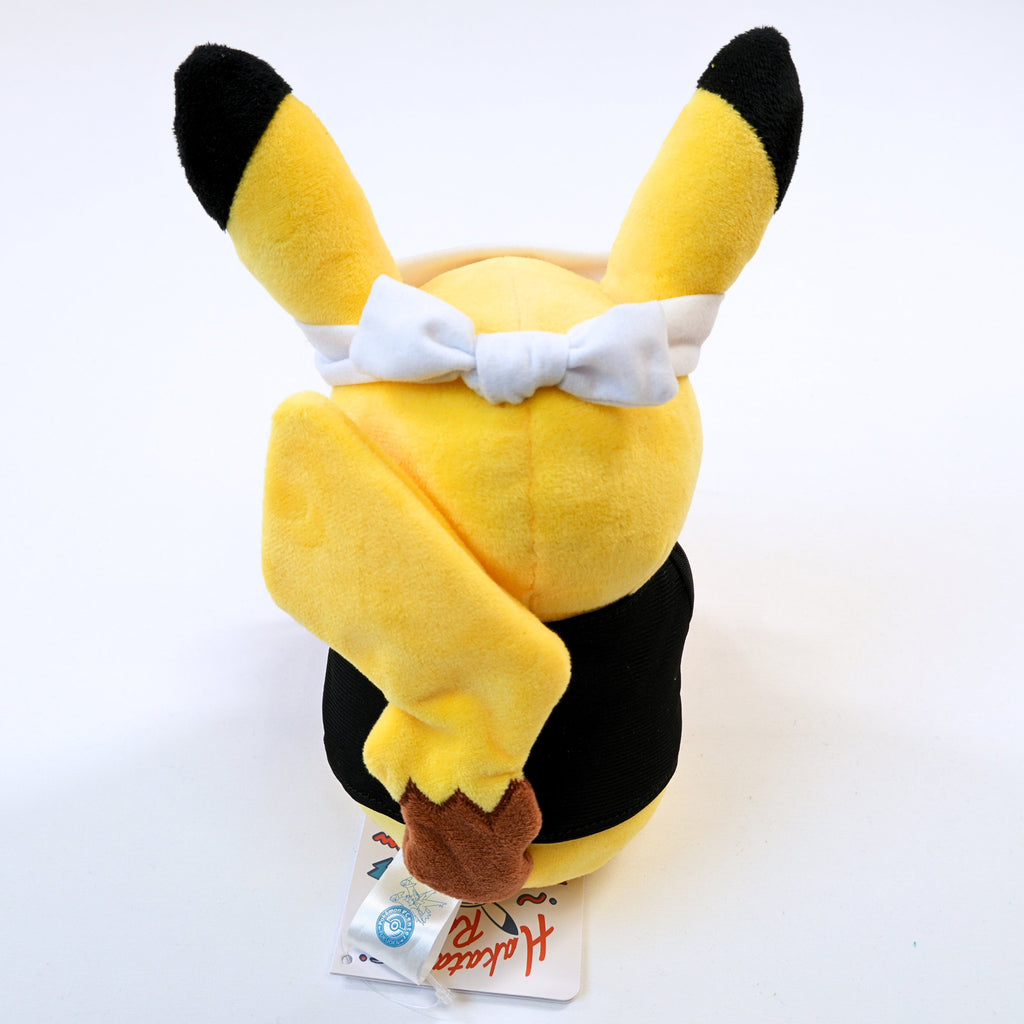 Vista trasera del peluche Pokémon Center Fukuoka R Ramen Pikachu, mostrando la espalda, la cola y la etiqueta del producto