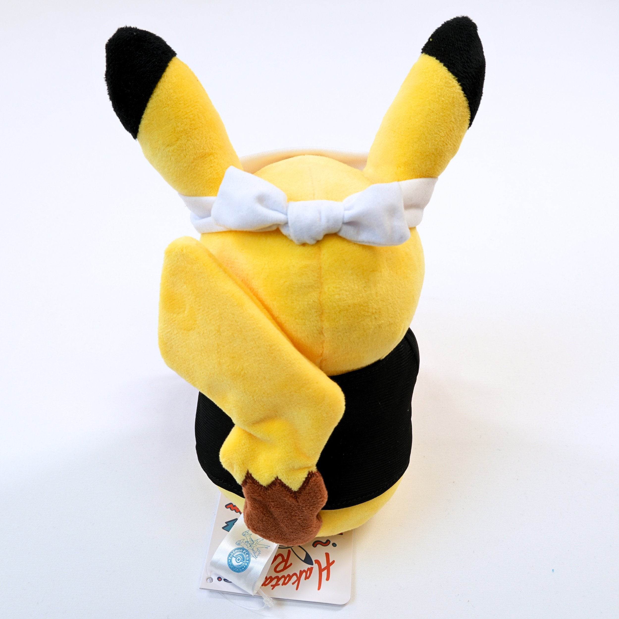 Vista trasera del peluche Pokémon Center Fukuoka R Ramen Pikachu, mostrando la espalda, la cola y la etiqueta del producto