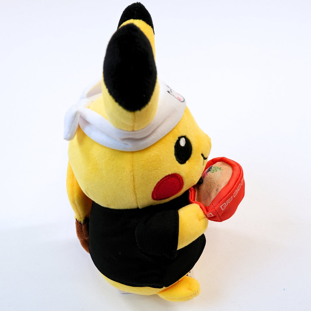 Vista del otro lateral del peluche Pokémon Center Fukuoka R Ramen Pikachu, mostrando los detalles laterales del traje y el acabado del peluche