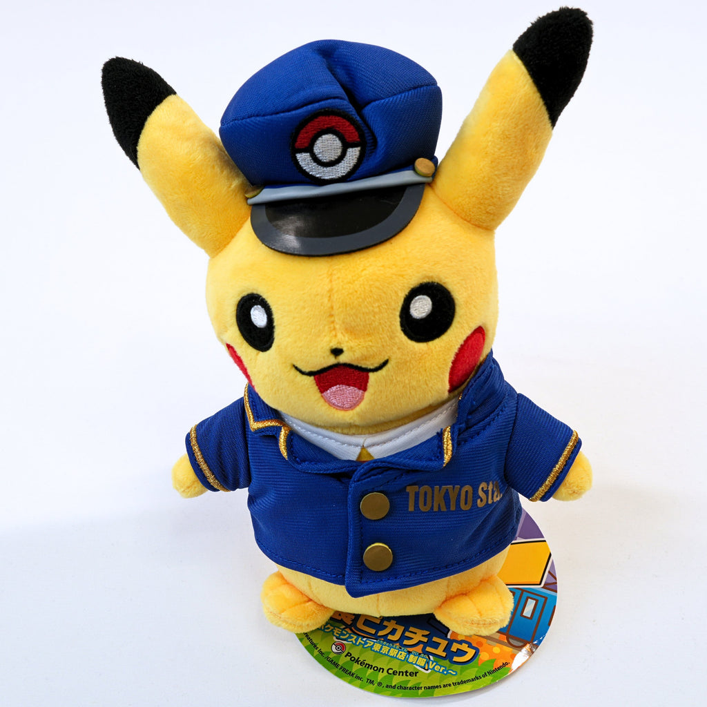 Vista frontal completa del peluche Pokémon Store Tokyo Station Station Master Pikachu, mostrando el producto de pie con etiqueta original