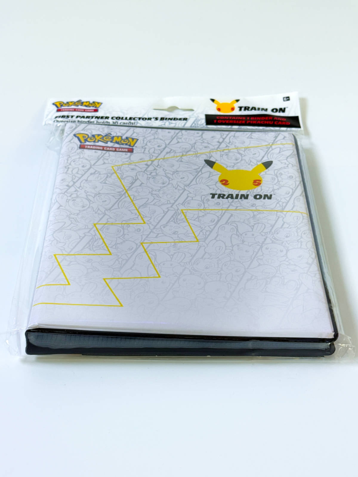 Pokémon First Partner Binder 25 aniversario diseño Pikachu Train On sellado vista frontal del álbum