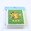 Vista frontal del paquete de fundas Pokémon Card Game Deck Shield Kissaten Chades White, mostrando el diseño verde y blanco con Pikachu en el frontal