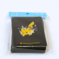 Vista frontal del paquete de fundas Pokémon Card Game Deck Shield Pro Pikachu, con diseño negro y amarillo de Pikachu visible en el frontal