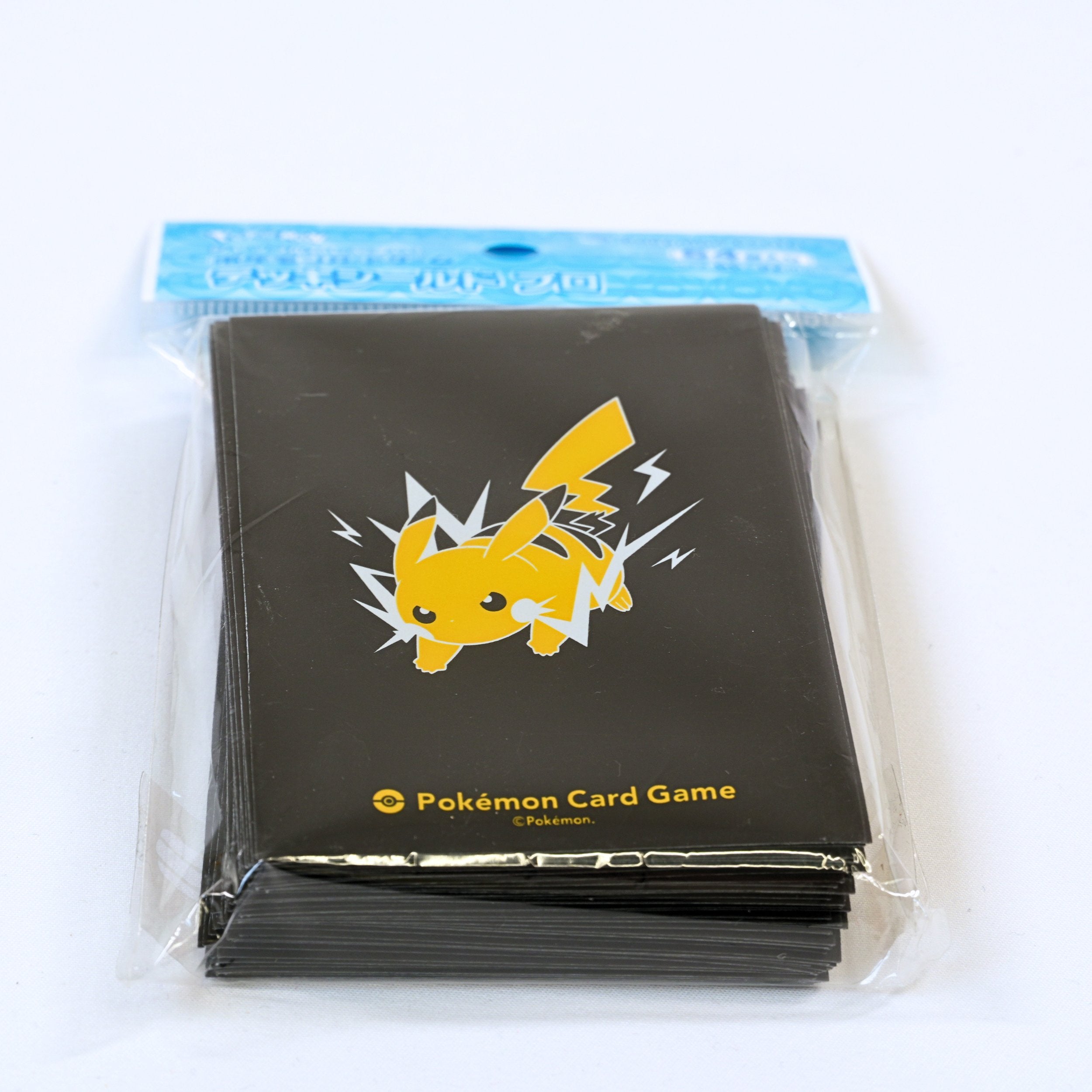 Vista frontal del paquete de fundas Pokémon Card Game Deck Shield Pro Pikachu, con diseño negro y amarillo de Pikachu visible en el frontal