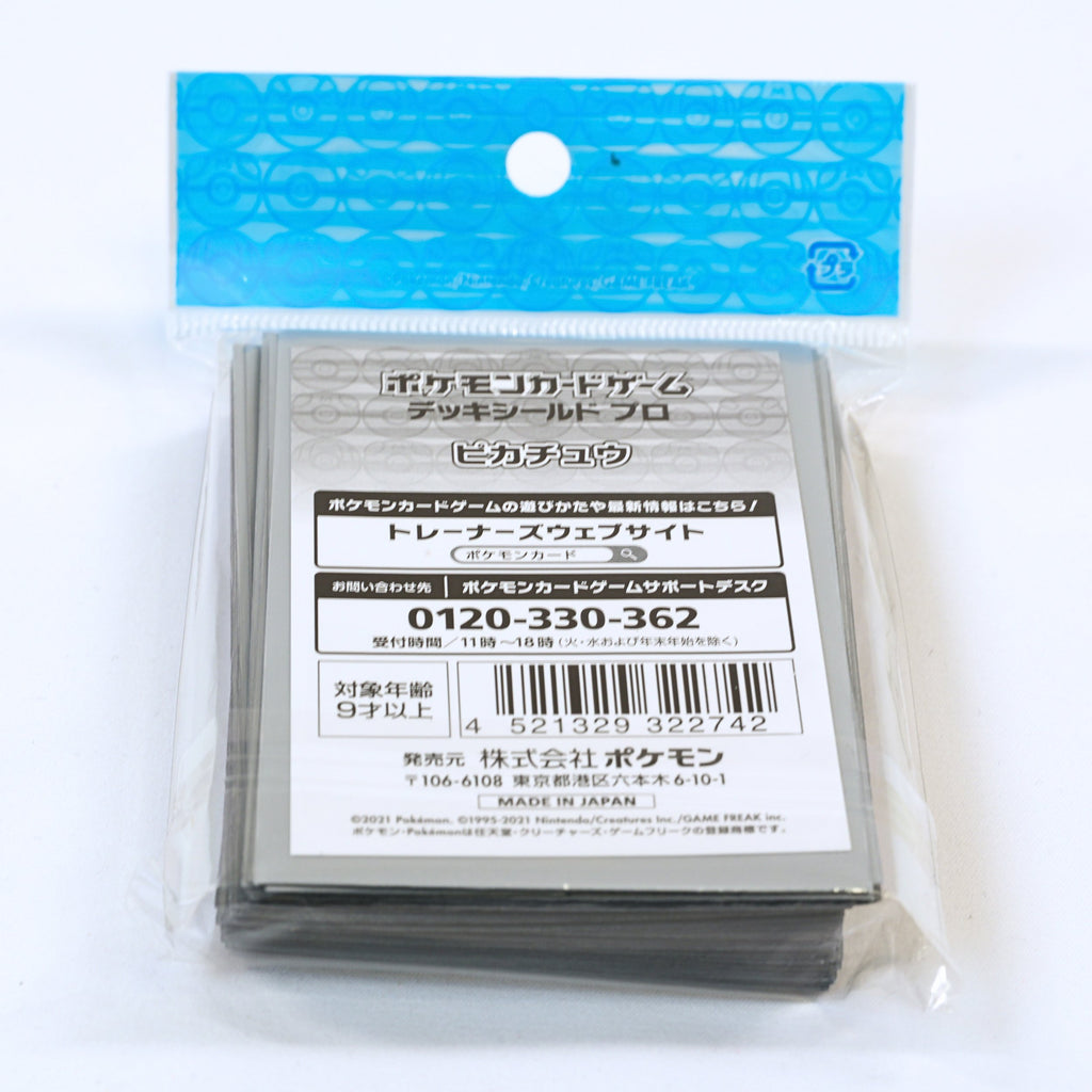 Vista trasera del paquete de fundas Pokémon Card Game Deck Shield Pro Pikachu, mostrando la etiqueta japonesa oficial, información del producto y código de barras