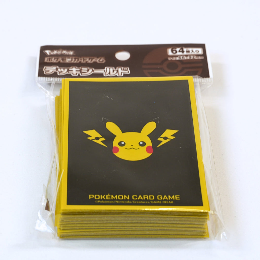 Vista frontal del paquete de fundas Pokémon Card Game Deck Shield Pikachu to Kaminari, mostrando el diseño negro y amarillo con Pikachu y rayos en el frontal