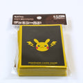 Vista frontal del paquete de fundas Pokémon Card Game Deck Shield Pikachu to Kaminari, mostrando el diseño negro y amarillo con Pikachu y rayos en el frontal