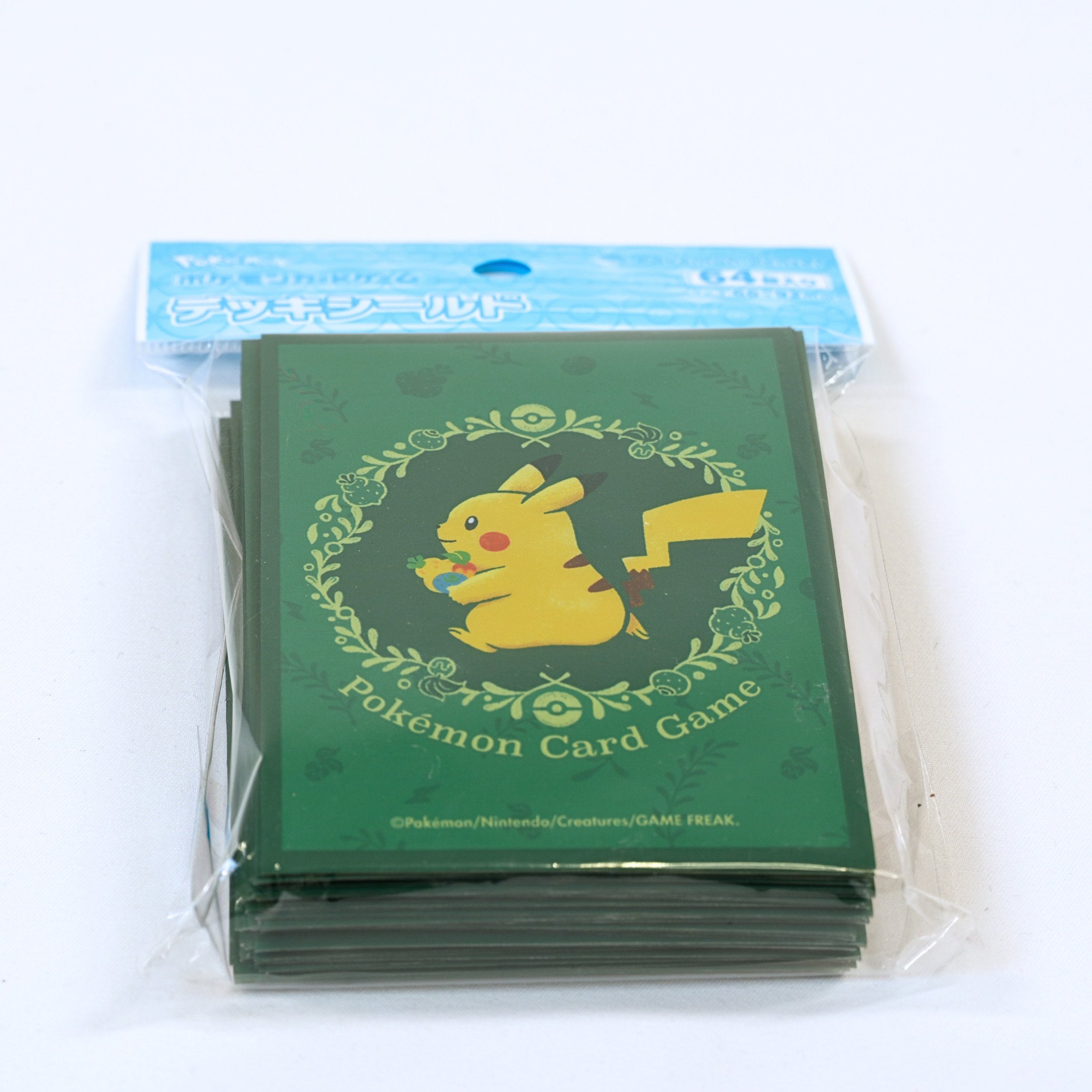 Vista frontal del paquete de fundas Pokémon Card Game Deck Shield Pikachu Tokinomi, mostrando el diseño verde con Pikachu en el frontal