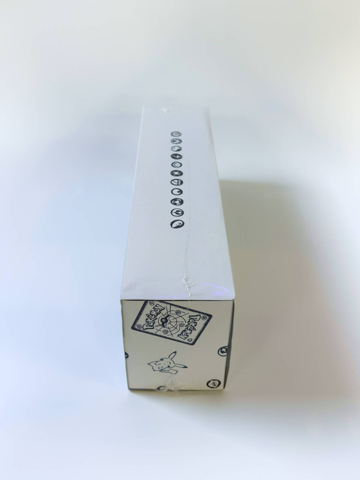 YU NAGABA x Pokémon Card Game Special Box (JP) vista lateral con diseño minimalista