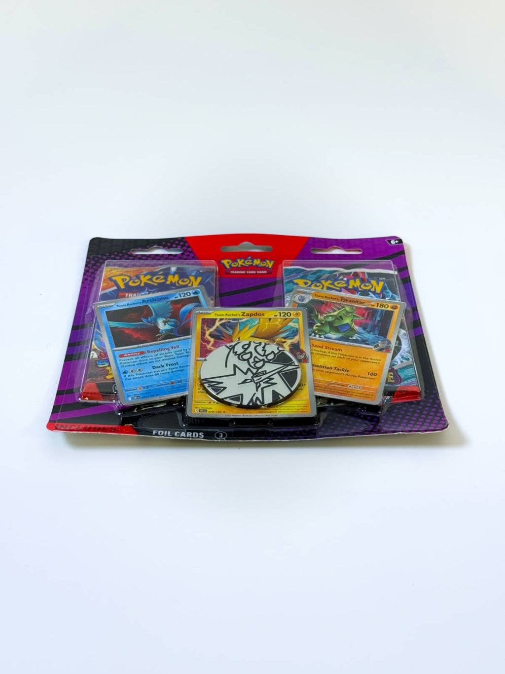 Pokémon Team Rocket Triple Blister (EN) vista frontal con cartas promo y moneda incluida