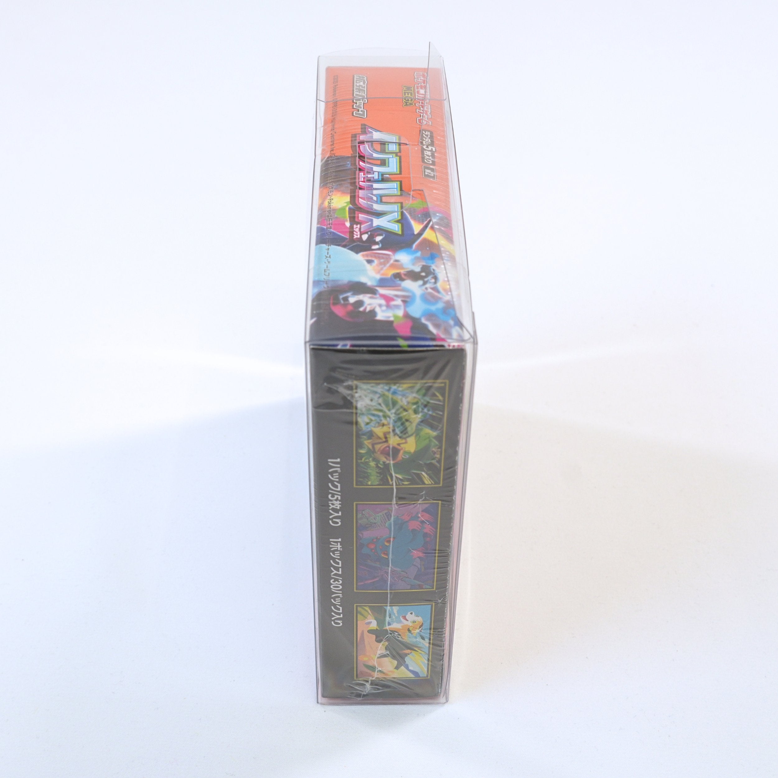 Vista lateral de la Booster Box Pokémon Inferno X M2, mostrando el diseño del lateral y el embalaje original