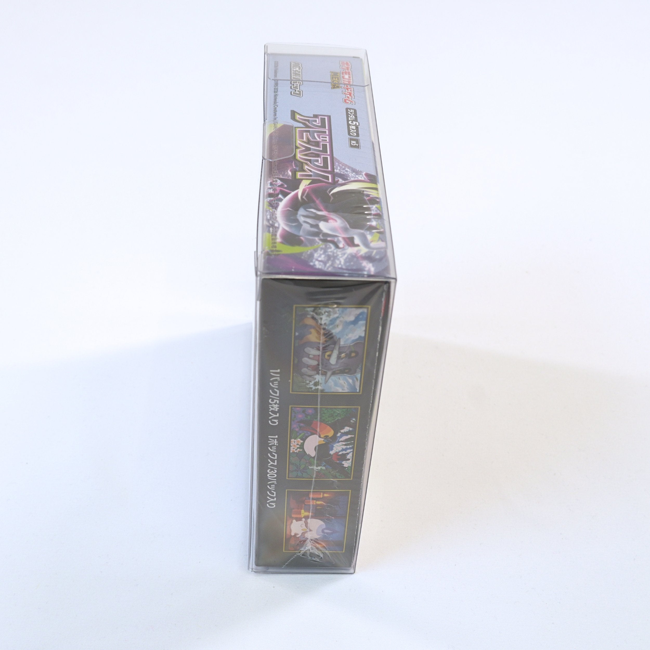 Vista lateral de la Booster Box Pokémon Abyss Eye M5, mostrando el diseño del lateral y el embalaje original