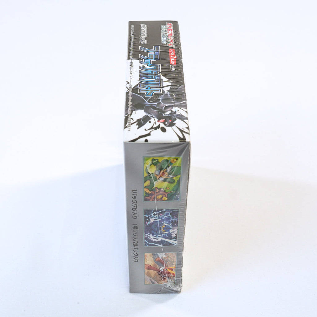 Vista del otro lateral de la Booster Box Pokémon Black Bolt SV11B, mostrando detalles adicionales del packaging japonés