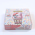 Vista frontal de la Booster Box Pokémon 151 SV2a en japonés, mostrando el diseño principal con Mew y siluetas de Pokémon en la caja sellada