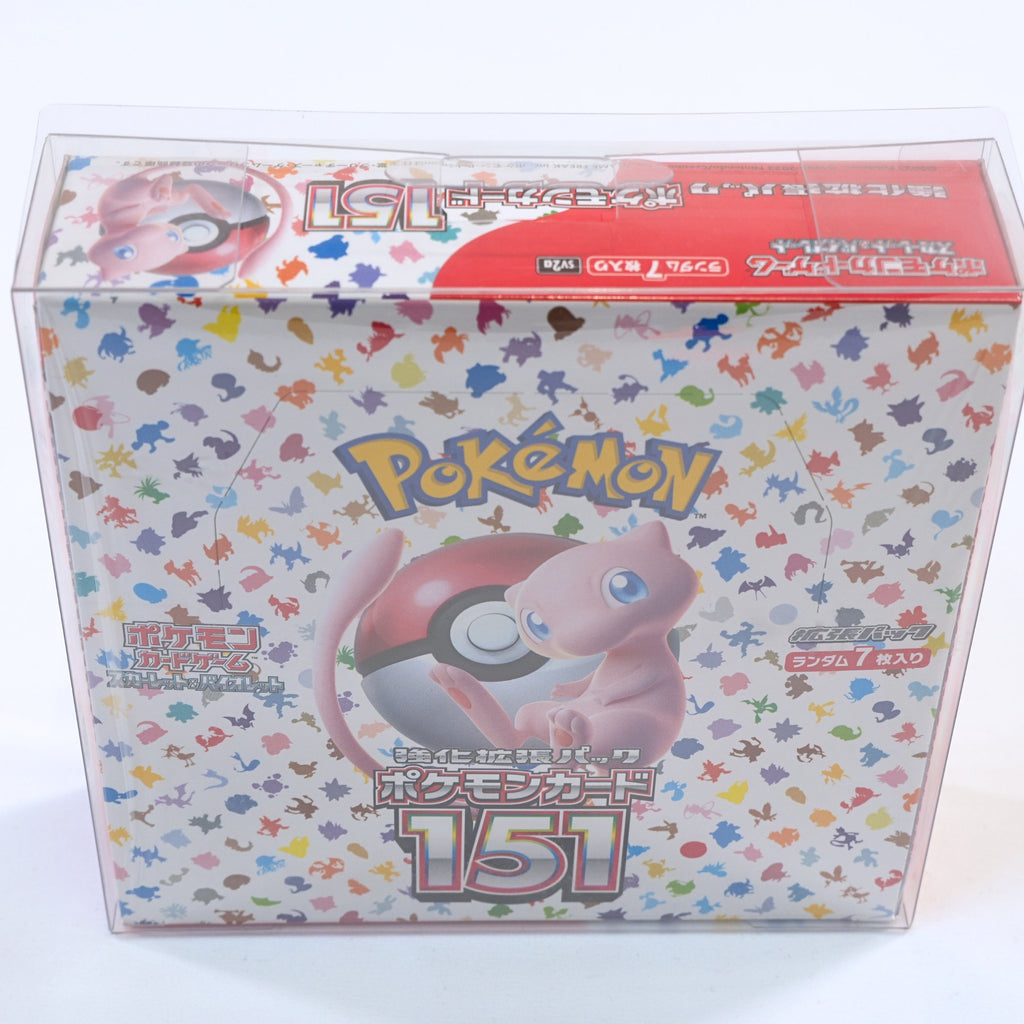Vista frontal de pie de la Booster Box Pokémon 151 SV2a, mostrando el arte completo del producto japonés sellado
