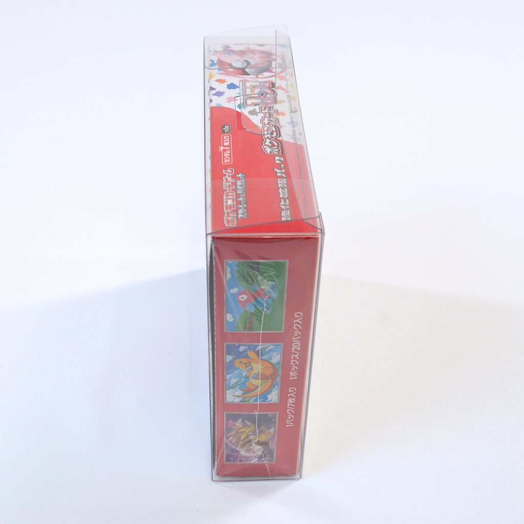 Vista lateral de la Booster Box Pokémon 151 SV2a, mostrando el diseño del lateral y el embalaje original
