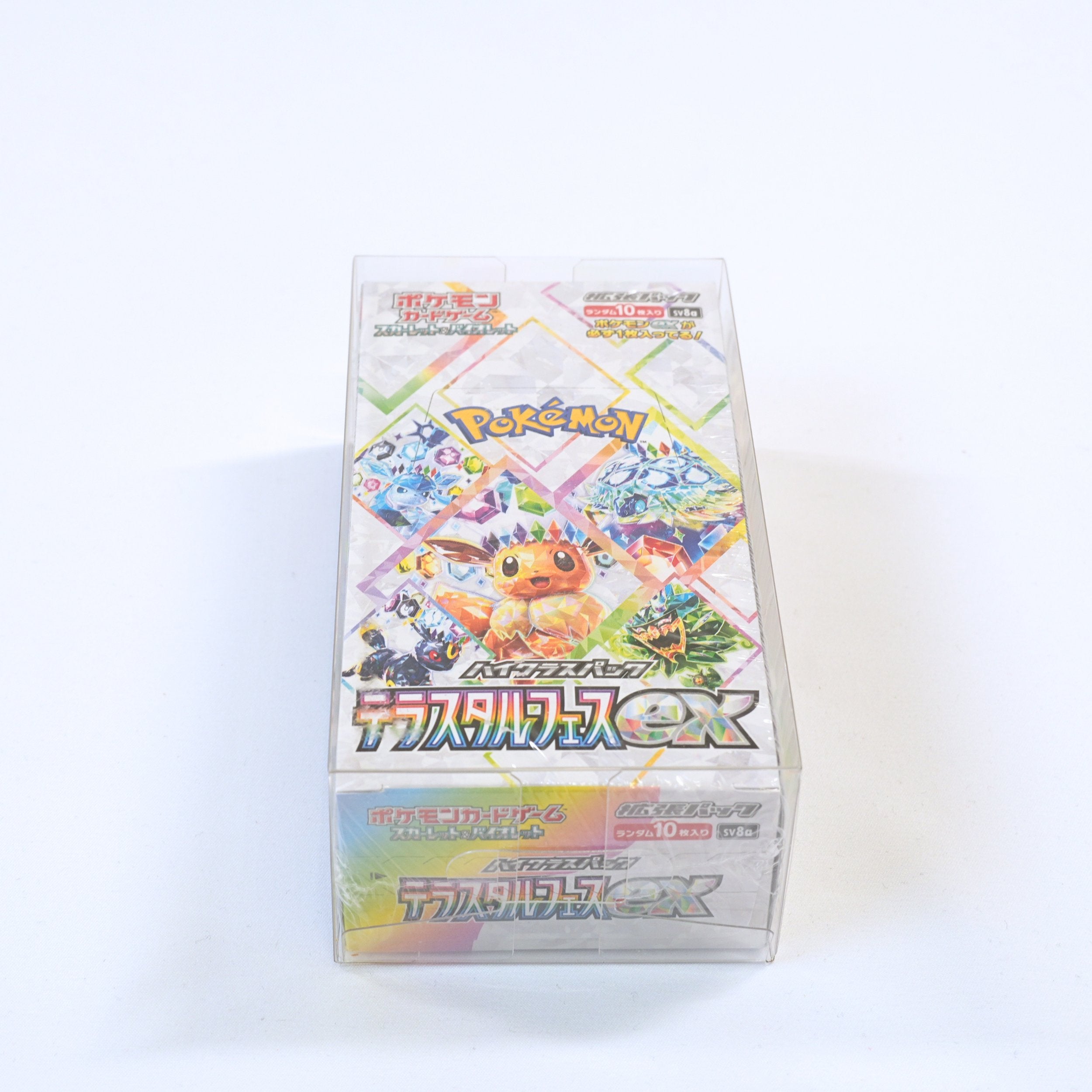 Vista frontal inclinada de la Booster Box Pokémon Terastal Festival ex SV8a en japonés, mostrando el arte principal de Eevee y las Eeveelutions dentro de la caja protectora