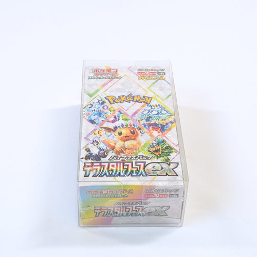 Vista frontal inclinada de la Booster Box Pokémon Terastal Festival ex SV8a en japonés, mostrando el arte principal de Eevee y las Eeveelutions dentro de la caja protectora
