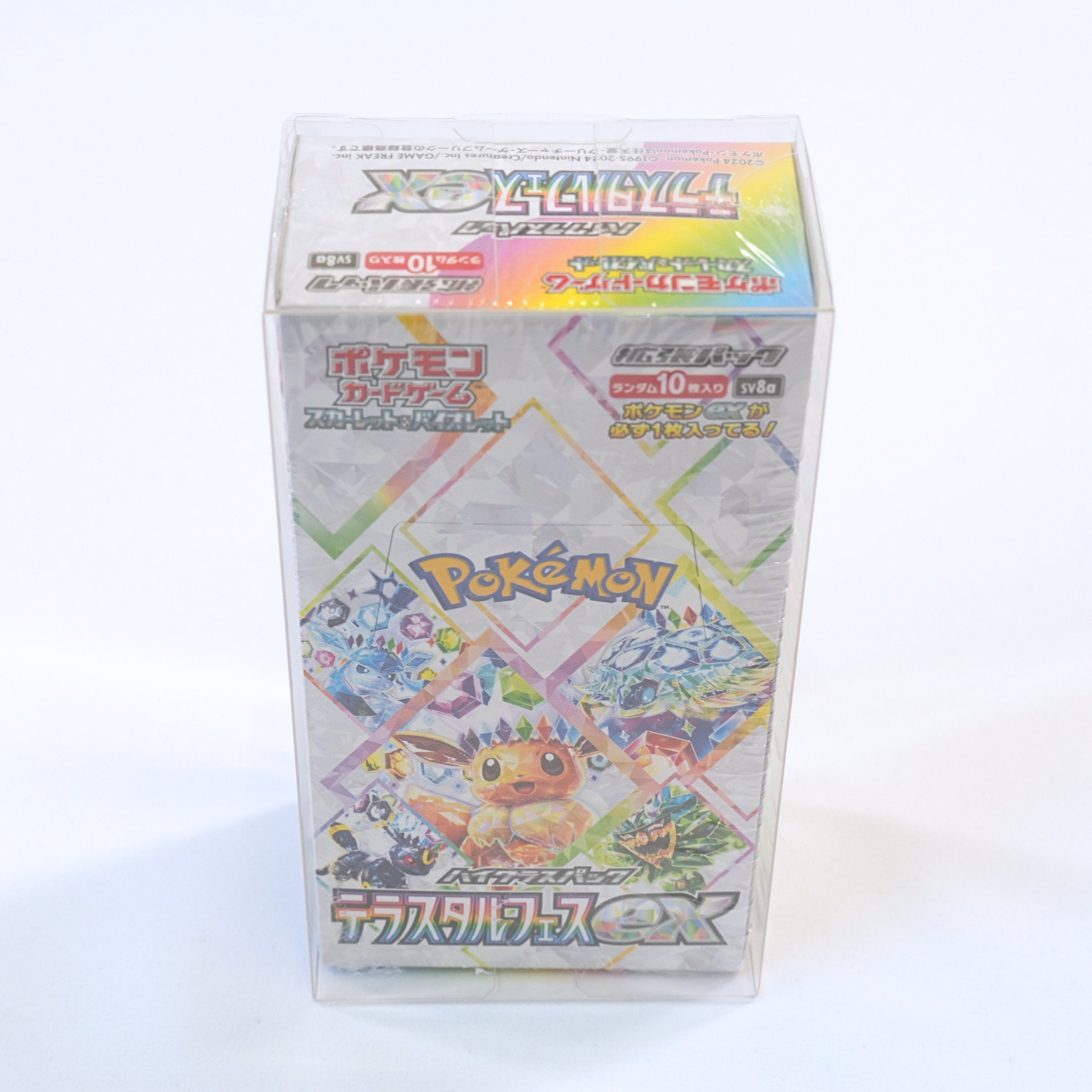 Vista frontal de pie de la Booster Box Pokémon Terastal Festival ex SV8a, mostrando el diseño completo de la caja japonesa sellada