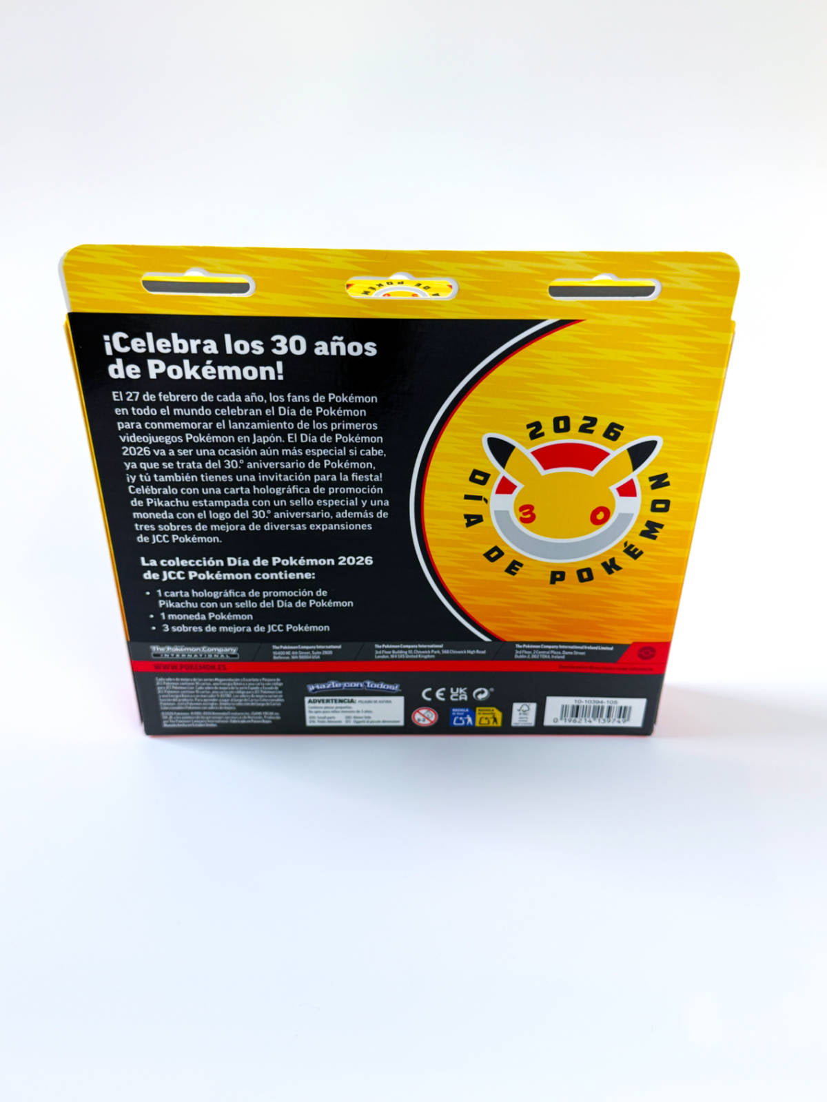 Pokémon 30th Anniversary Pikachu Collection Box (ES) vista trasera con detalles del contenido