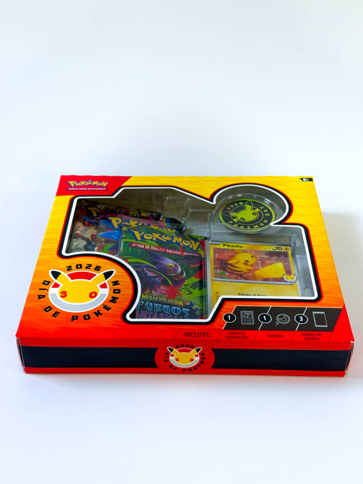 Pokémon 30th Anniversary Pikachu Collection Box (ES) vista en ángulo del producto