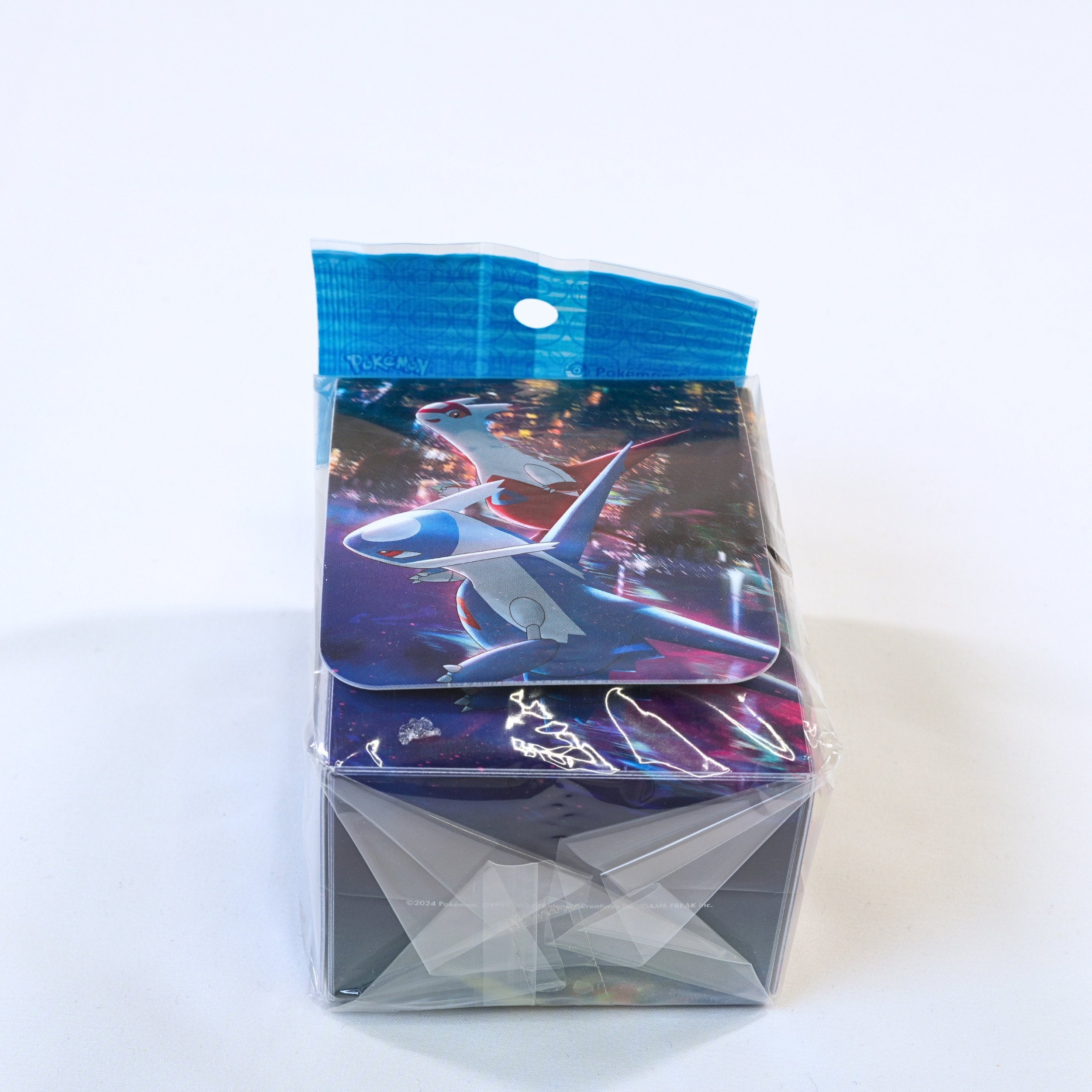 Deck Case Latias & Latios Night View Pokémon Center Japan japonés vista frontal inclinada