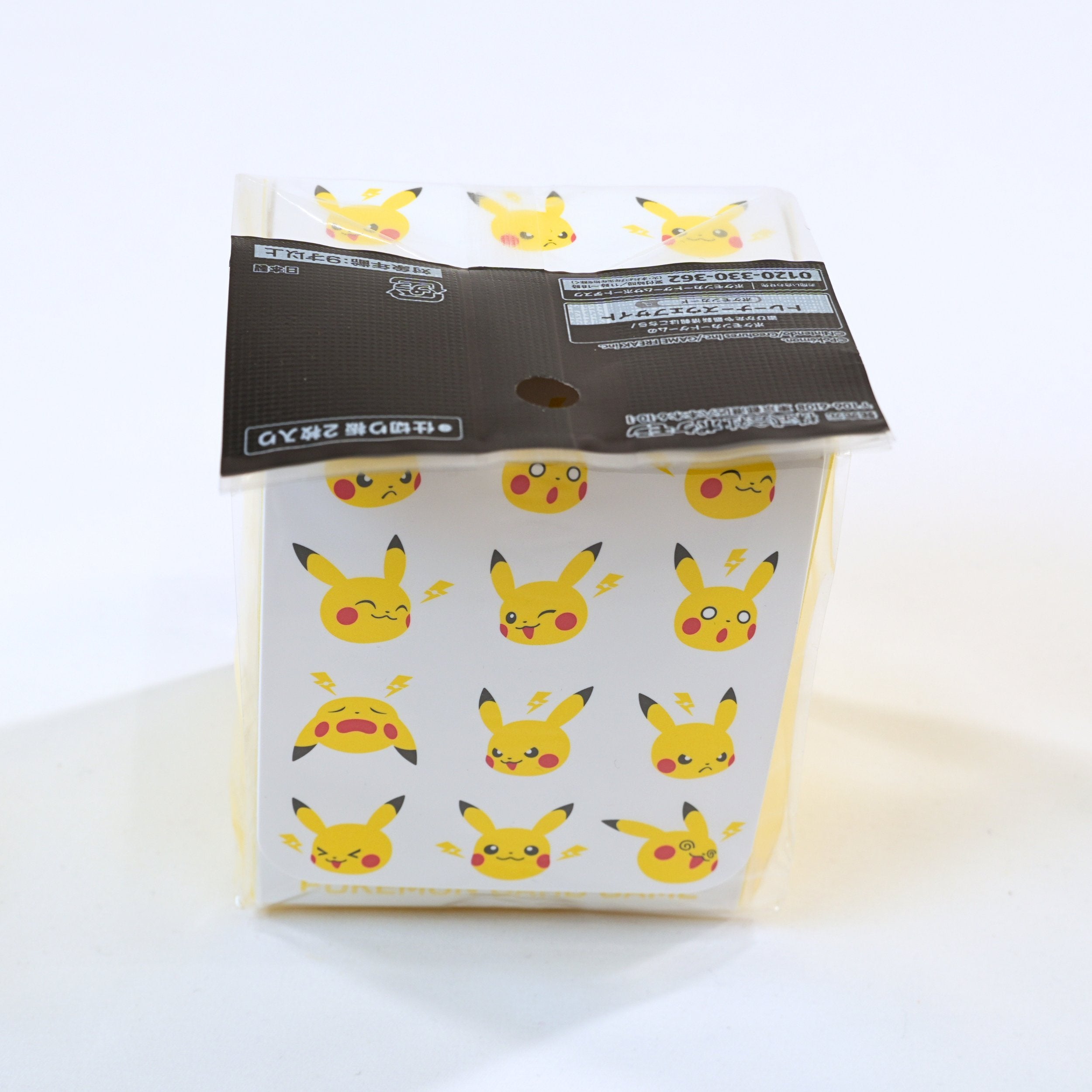 Deck Case Pikachu and Thunder Pokémon Center Japan japonés vista frontal de pie