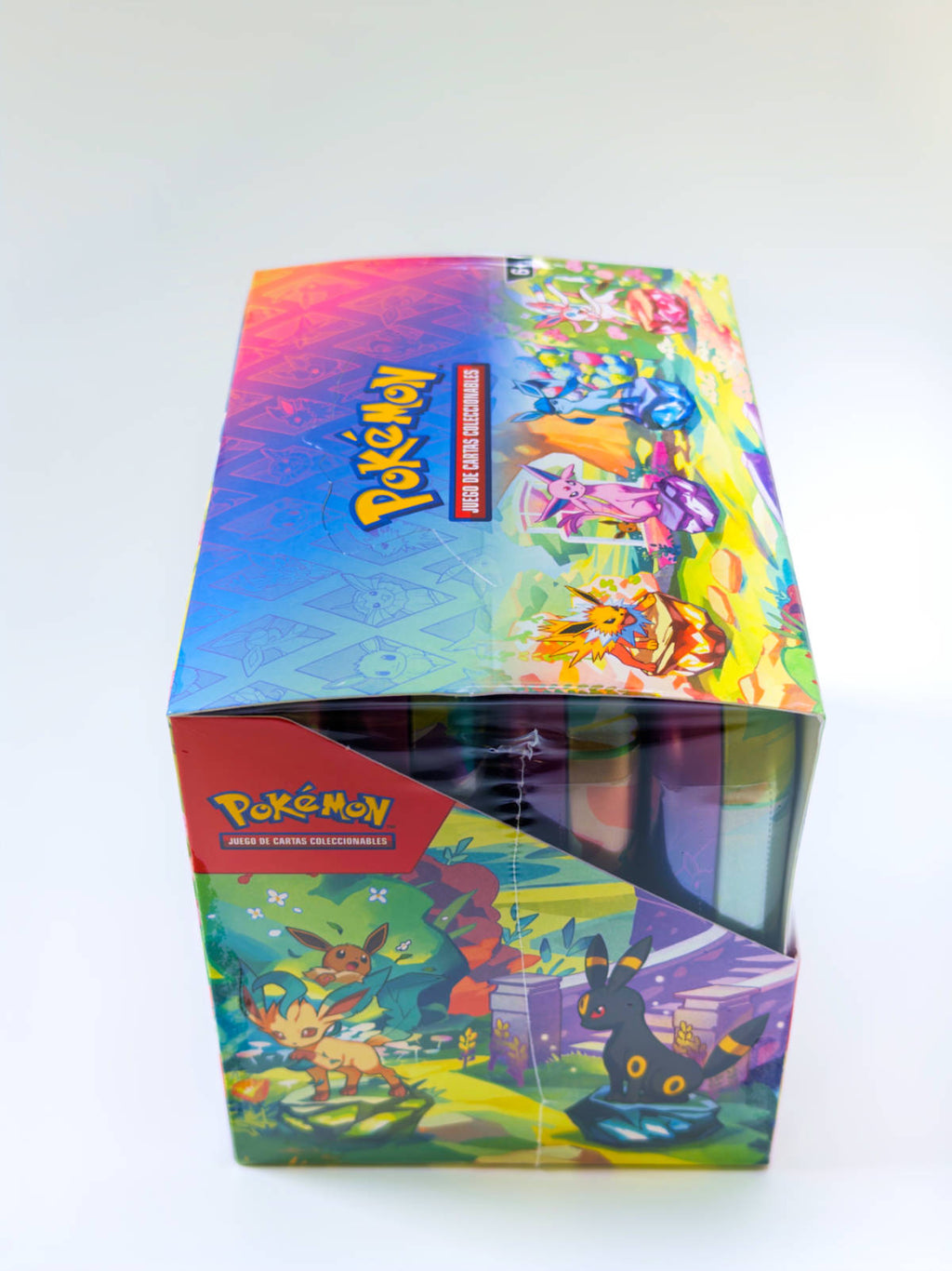 Display de Mini Tins Pokémon Evoluciones Prismáticas en español - vista lateral izquierda