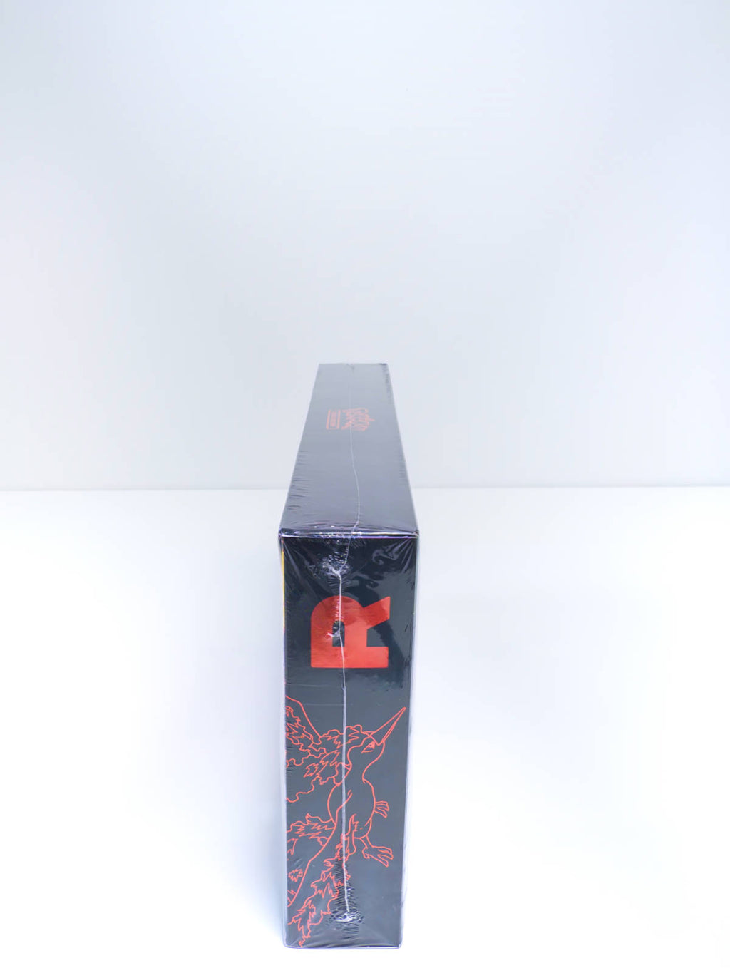 Lateral con diseño Team Rocket Moltres ex caja Ultra Premium Collection Pokémon