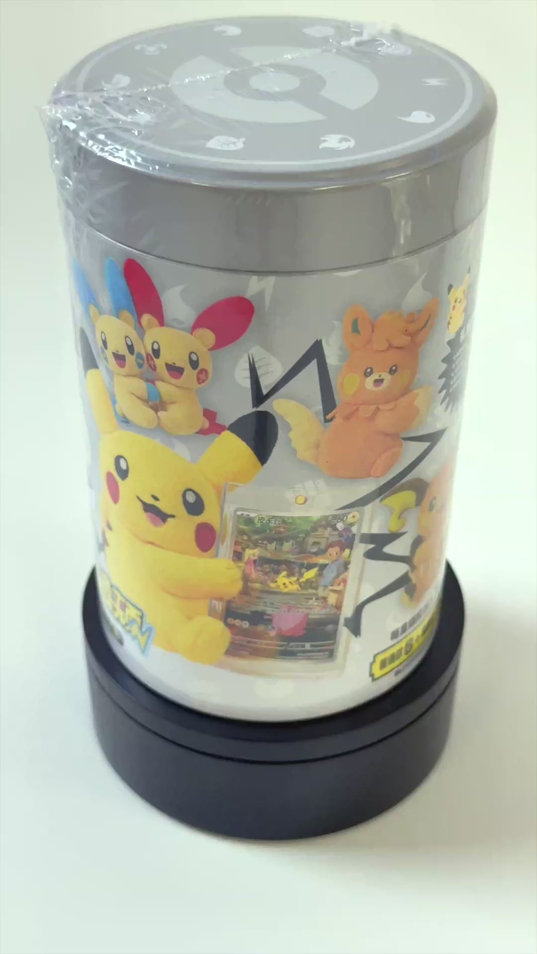 Video del Pokémon Electric Plush Blind Box Tin Chinese (ZH) mostrando el producto en plataforma giratoria 360 grados